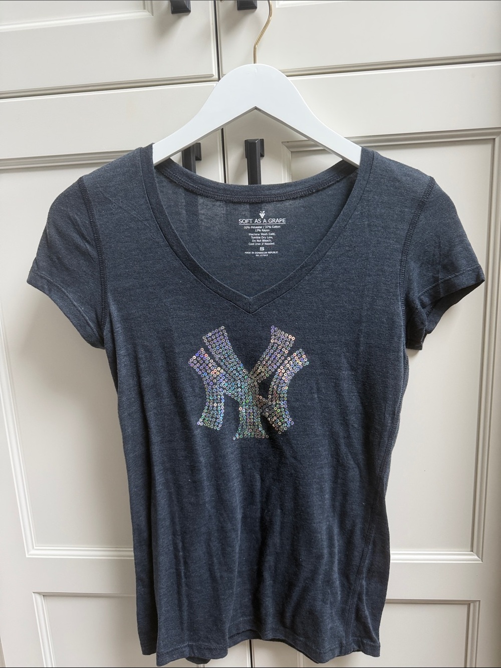 Women's New York Yankees V-Neck Sequin Logo Tee M